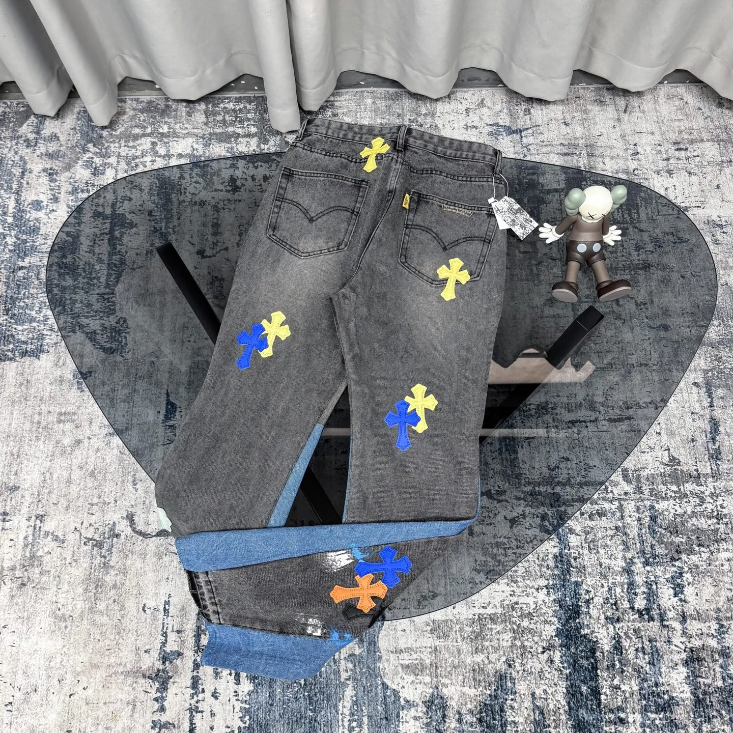 P280 GALLERY DEPT & Chrome Hearts Co-branded colorful leather cross loose washed flared jeans that truly restore the ultimate vintage texture. The original hardware and accessories are washed and other elevators. The QR code analysis is all purchased from the original factory. The degree of restoration is high. You are welcome to compare the products~ Three-dimensional version is loose and comfortable without being too picky about the figure. It looks taller and slimmer. Factory Seiko. Original factory quality control. Same style for men and women. Can be matched with couples. Versatile recommendation. Must-have jeans D332 for all seasons. Trendy people have been disappointed. From the quality selection of fabrics, the tailoring of details, and the matching of patterns, everything is impeccable! The upper body is so handsome when worn...it can be easily worn by men, women and children! The craftsmanship is made of heavy-duty washed pure cotton denim fabric. After washing, it is soft and thick and looks very stylish when worn. Size: 28/30/32/34/36 Waist: 70/75/80/85/90 Knee: 44.5/46/47.5/49/50.5 Pants length: 102/104/106/108/110
